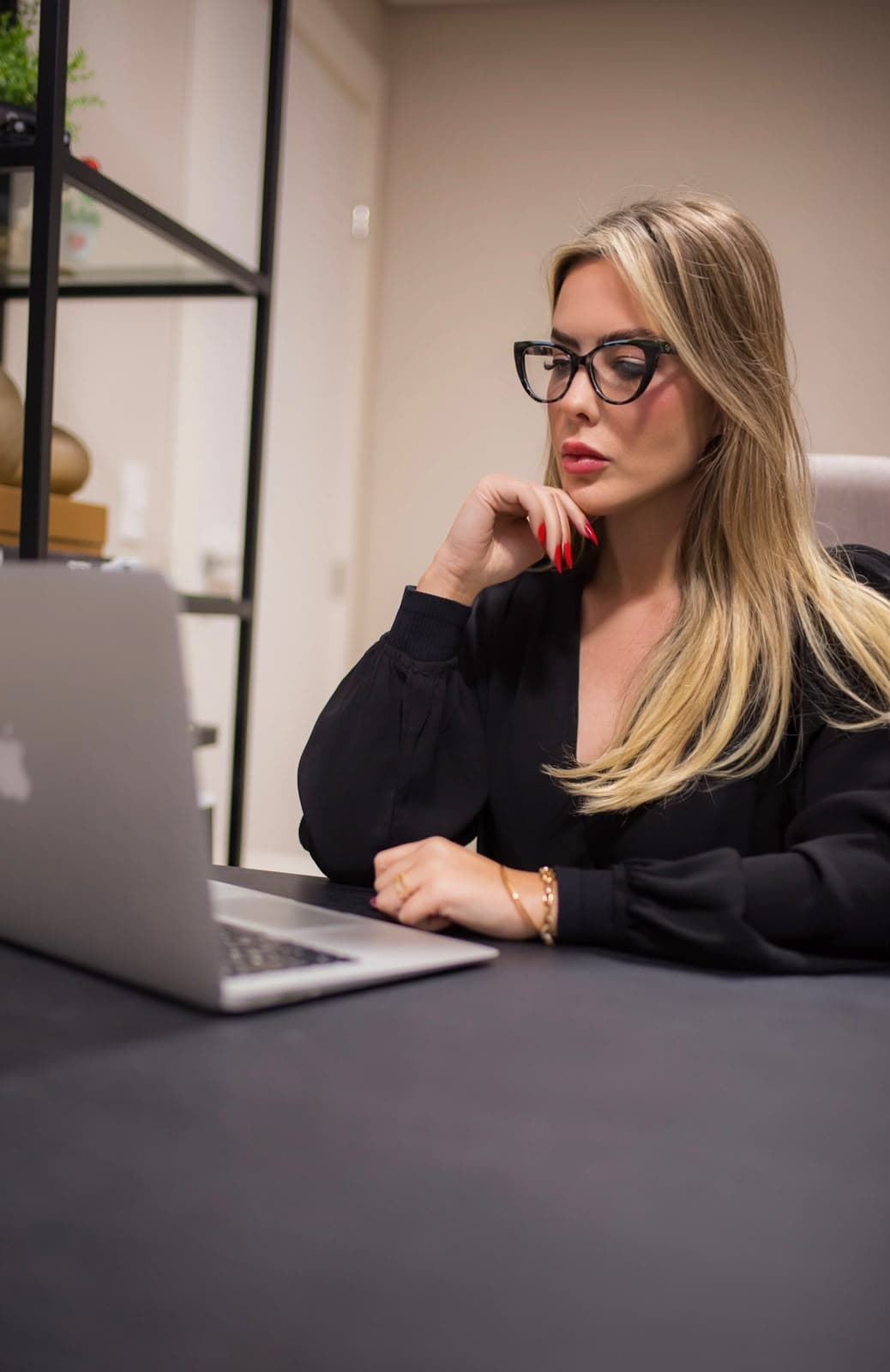 Camila Ferreira de Matos, advogada de família e sucessões, trabalhando no escritório em Campo Largo